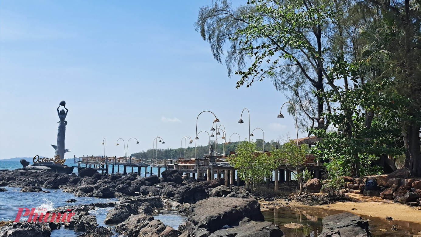 Một công trình lấn chiếm hành lang biển tại bãi biển Ông Lang tồn tại từ nhiều năm nay - Ảnh Phú Hữu