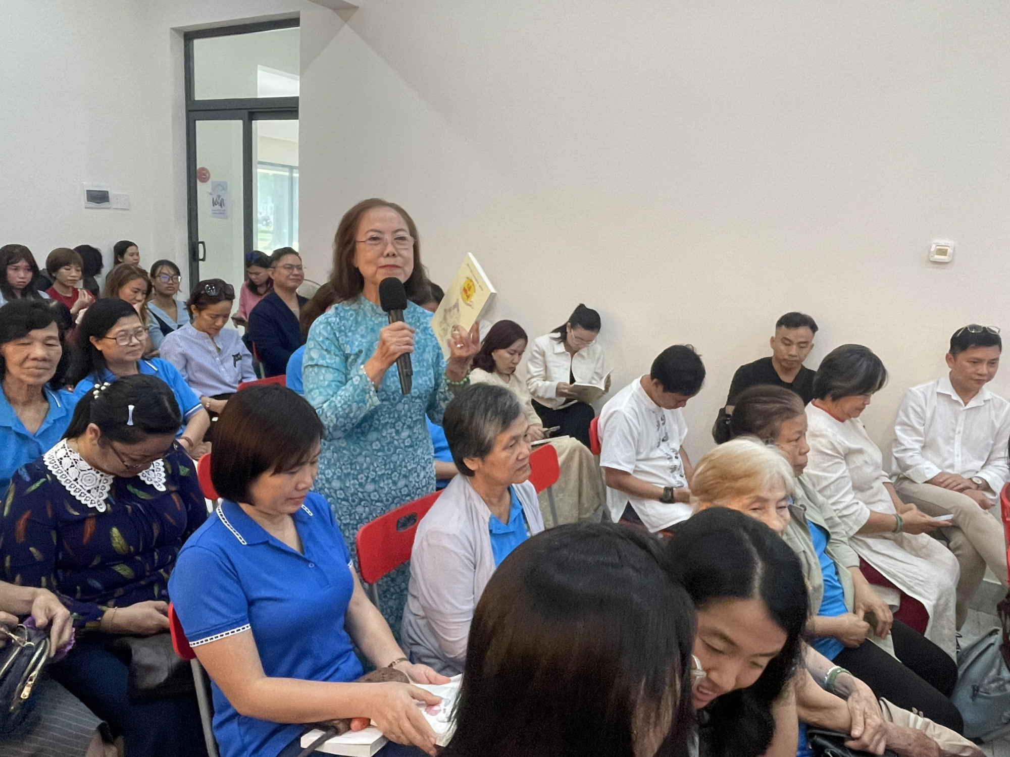 Chuyên gia tâm lý Nguyễn Thị Ngọc bày tỏ cảm nhận về giá trị của sách - Ảnh: Diệu Hiền