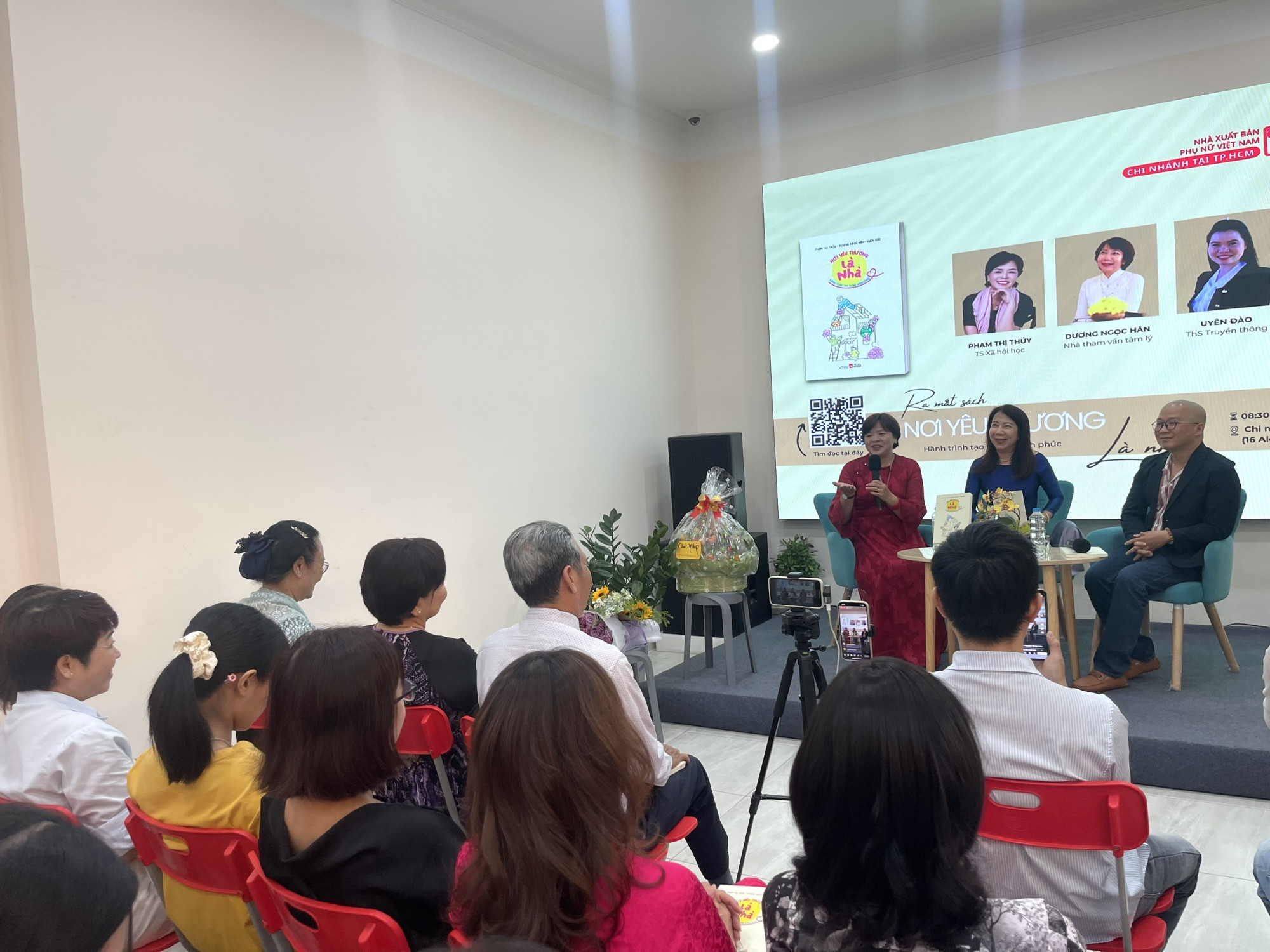 Tiến sĩ Phạm Thị Thúy - chuyên gia tâm lý Dương Ngọc Hân giao lưu cùng bạn đọc tại buổi ra mắt sách Nơi yêu thương là nhà - Ảnh: Diệu Hiền