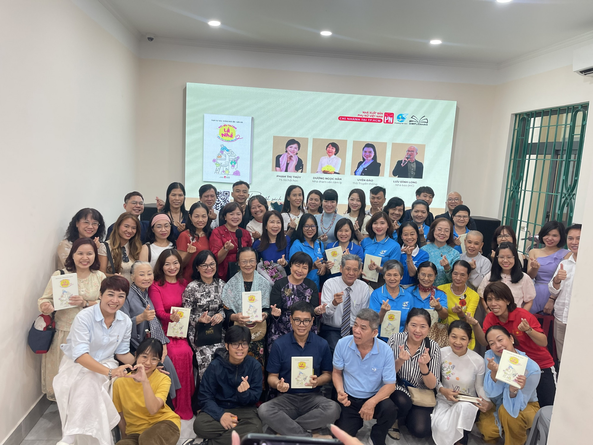 Các tác giả trong vòng tay ấm áp yêu thương của các chuyên gia, bạn hữu và bạn đọc - Ảnh: Diệu Hiền