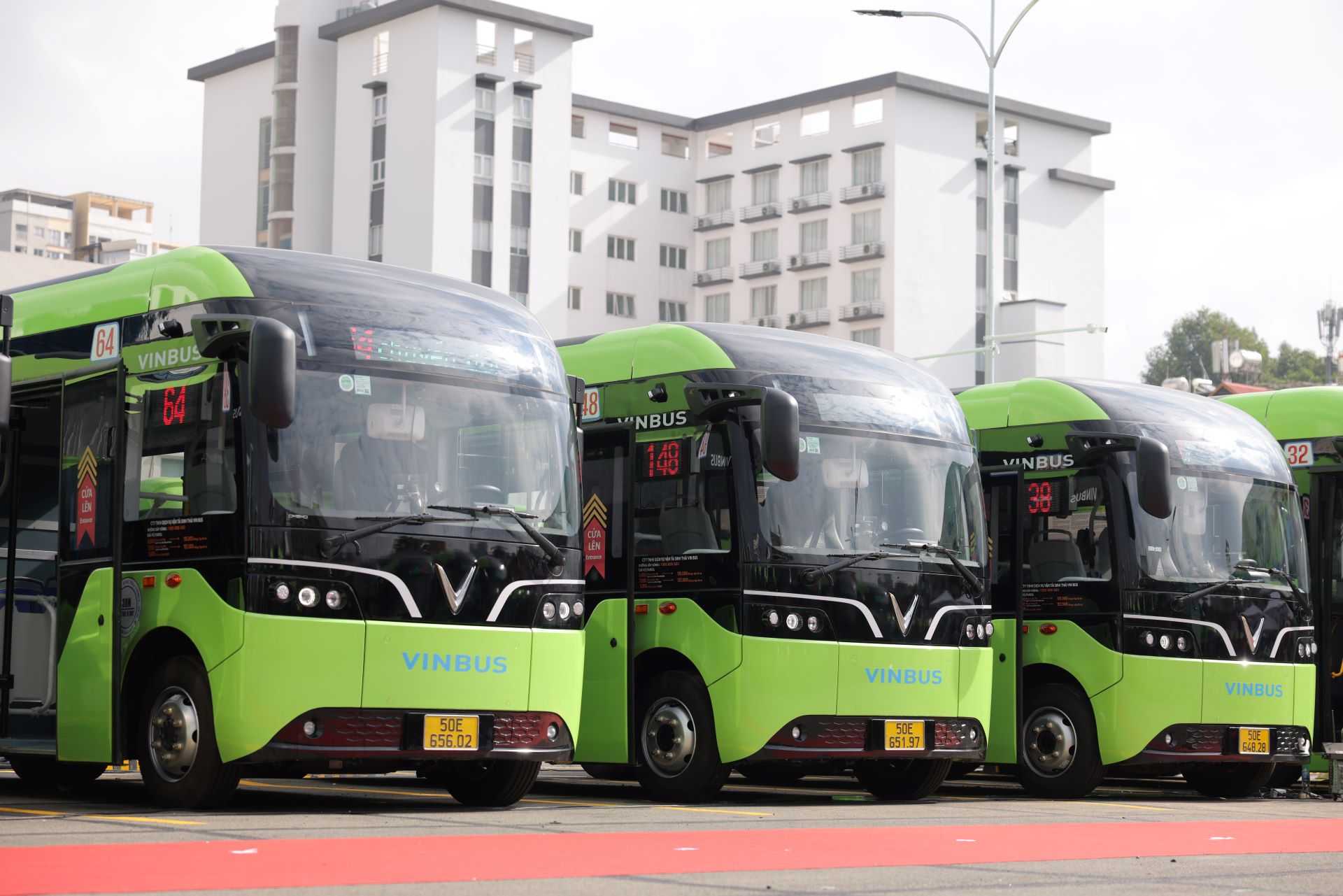 169 xe buýt điện bắt đầu vận hành trên các tuyến 32, 38, 45, 53, 64, 93, 127, 140, 148