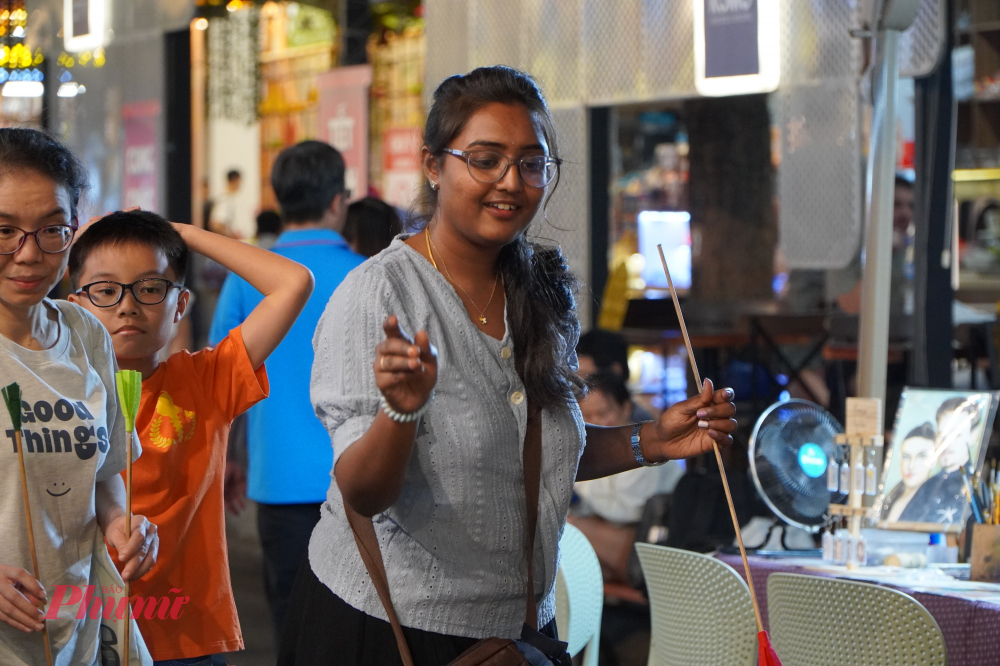 Du khách nước ngoài hào hứng khi tham gia các trò chơi dân gian Việt Nam