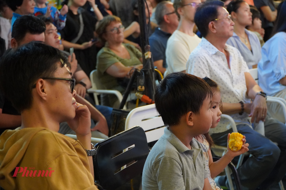 Các em vô cùng thích thú trước các tiết mục biểu diễn hát Bội