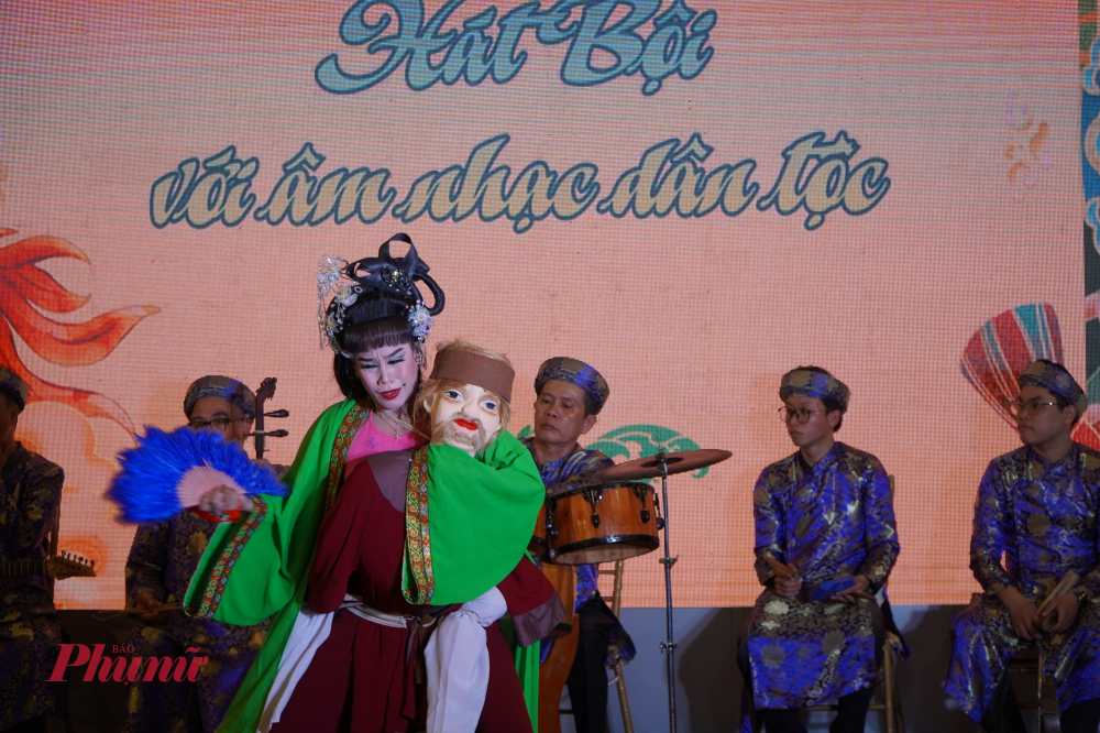 Vở diễn  Ông già cõng vợ đi xem hội - sự kết hợp giữa loại hình nghệ thuật hát Bội và múa rối thu hút nhiều khán giả