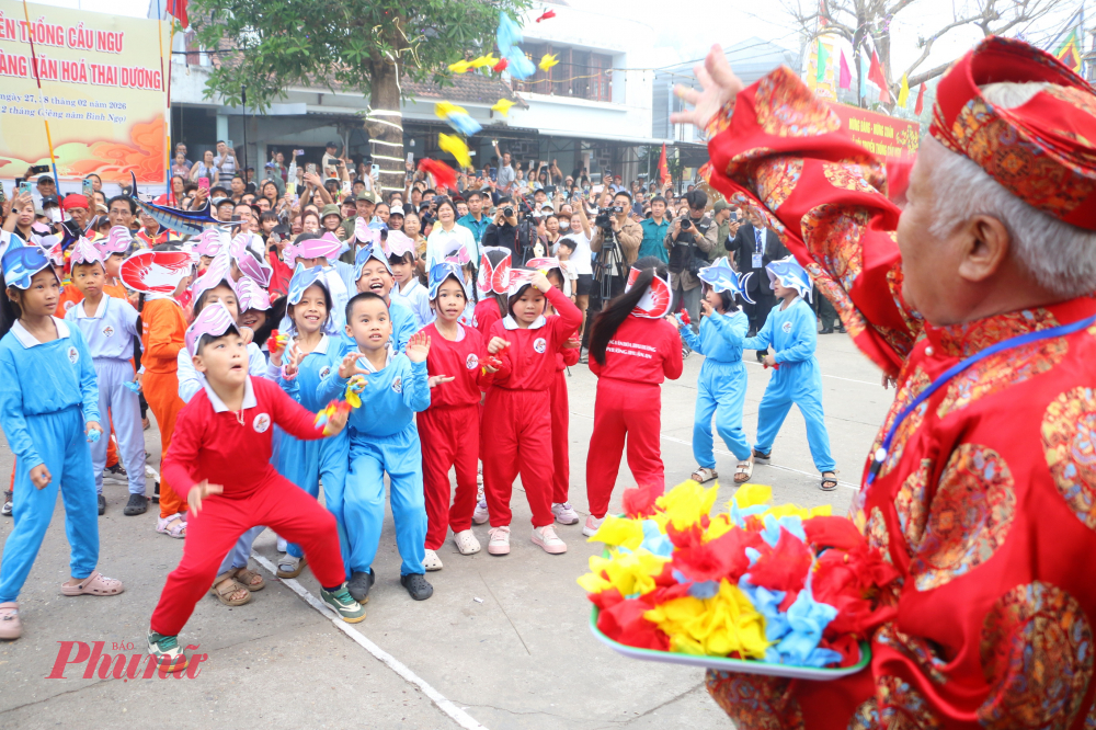 Khi mẻ lưới giả định được kéo lên, cá tôm (được chuẩn bị sẵn) tràn ngập trên cát, tiếng reo hò vang dậy khắp bãi biển.