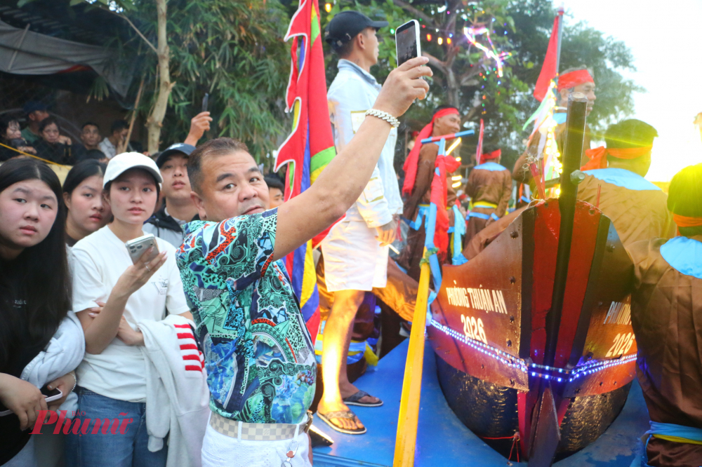 Theo ông Lê Văn An, người dân phường Thuận An thì lễ hội này có từ hơn 500 năm trước, được dân làng tổ chức đều đặn 3 năm một lần: “Các hoạt động diễn ra rất sôi nổi và người dân tham gia rất đông, đặc biệt là bà con Việt Kiều ở tất cả các nước về rất nhiều, ủng hộ cho lễ hội truyền thống của làng. Lễ hội này cầu cho mưa thuận gió hoà, đánh bắt được nhiều tôm cá và làm giàu cho quê hương.”