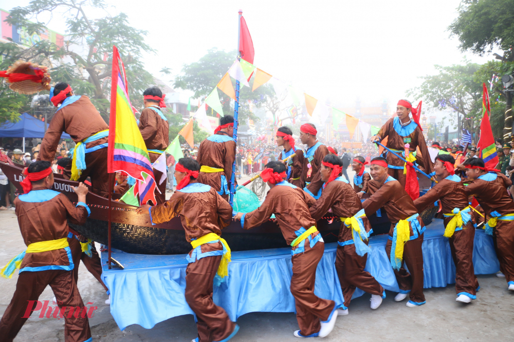 Qua từng động tác, người xem cảm nhận rõ sự gắn bó mật thiết giữa con người với biển cả.