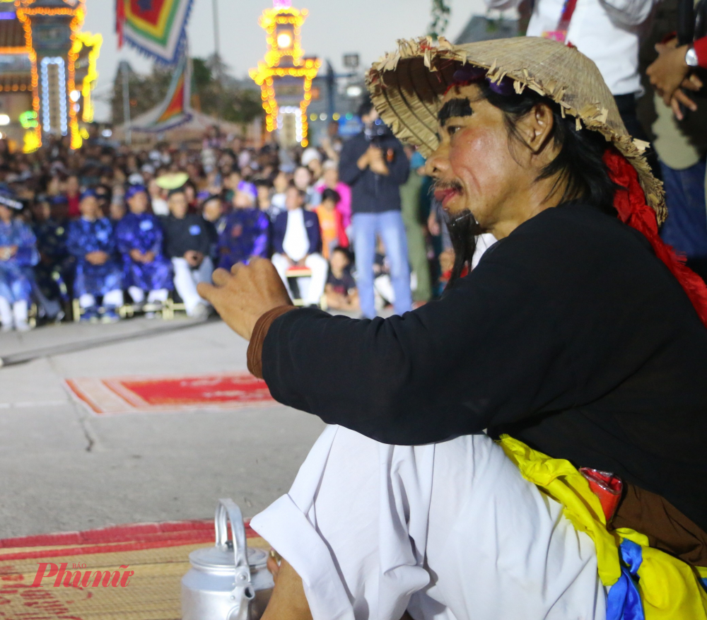 Theo tục lệ cổ truyền của làng đã có từ hàng trăm năm, cứ ( 3 năm một lần) vào các năm Tý, Mão, Ngọ, Dậu gọi là “ Tam niên đáo lệ” con dân của làng lại tổ chức lễ hội truyền thống cầu ngư, cầu cho mưa thuận gió hòa, cầu cho mọi người, nhà nhà ấm no, hạnh phúc, làm ăn thịnh vượng 