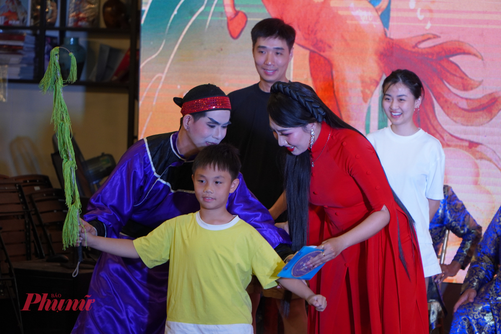 Khán giả nhí thử tài với loại hình nghệ thuật hát bội