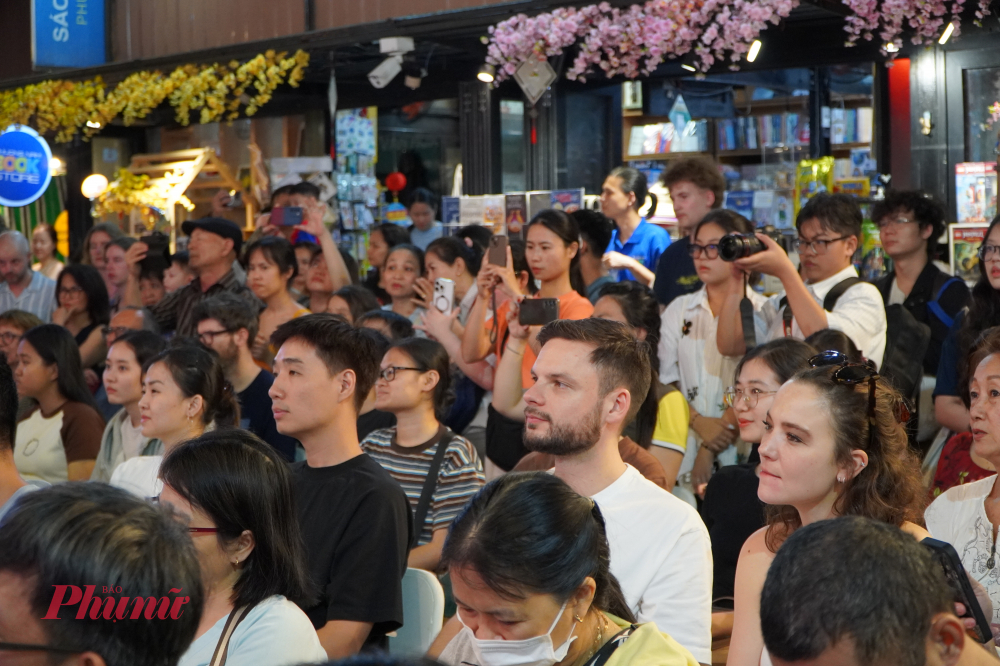 Nhiều khán giả đã đến từ rất sớm để có thể xem buổi biểu diễn