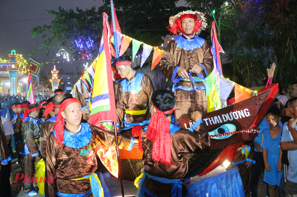 Ngay từ sáng sớm, tiếng trống hội dồn dập vang lên, mở màn cho màn tái hiện cảnh ngư dân ra khơi. 