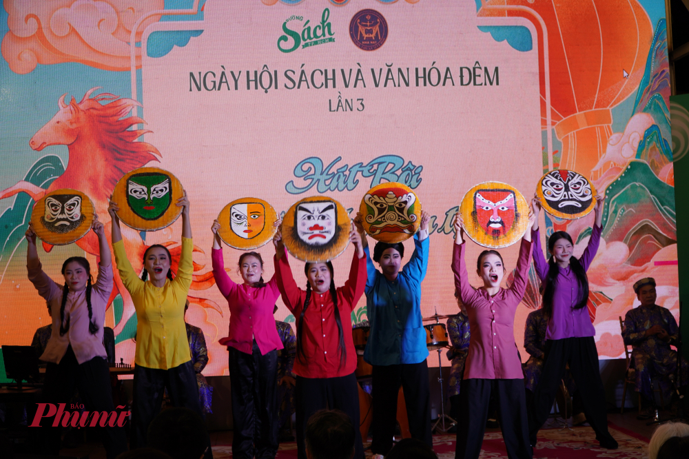 Giữa ánh đèn lung linh của Đường Sách TP.HCM, loại hình sân khấu truyền thống hàng trăm năm tuổi hiện lên sống động, gần gũi và đầy sức cuốn hút với công chúng đương đại.