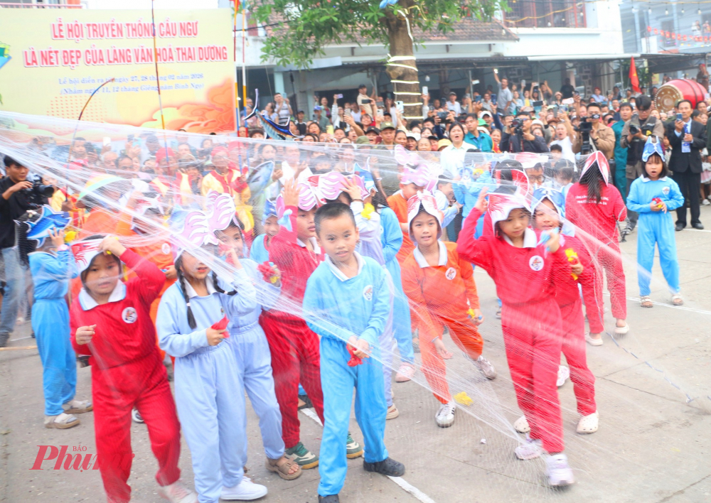 Dù diễn ra trên cát, hoạt cảnh vẫn tái hiện đầy đủ các công đoạn của một chuyến biển: từ chuẩn bị ngư cụ, đẩy thuyền, hò kéo lưới đến phân loại cá.