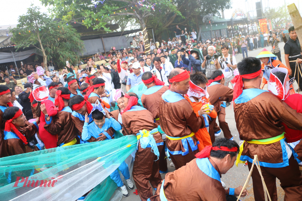 . Trẻ em trong làng được trực tiếp tham gia vào các hoạt cảnh giúp các em hiểu hơn về những chuyến biển xưa cúa các thế hệ cha ông 