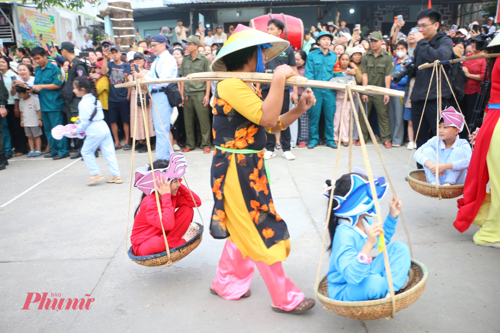 Hoạt cảnh đánh bắt cá trên bờ không đơn thuần là trò diễn dân gian mà còn là cách cộng đồng truyền dạy nghề truyền thống cho thế hệ trẻ. 