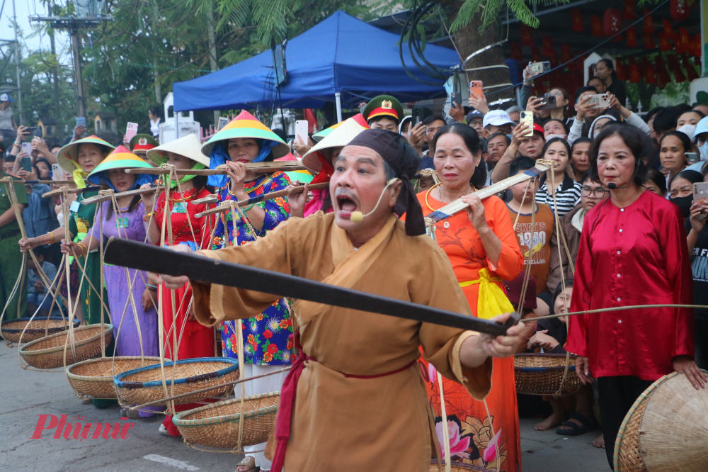 Giữa tiếng sóng vỗ rì rào và tiếng trống hội vang xa, hoạt cảnh đánh bắt cá trên bờ của lễ hội Cầu Ngư làng Thai Dương không chỉ tái hiện một nghề truyền thống mà còn kể câu chuyện về niềm tin, khát vọng và tình yêu biển của bao thế hệ ngư dân miền Trung.
