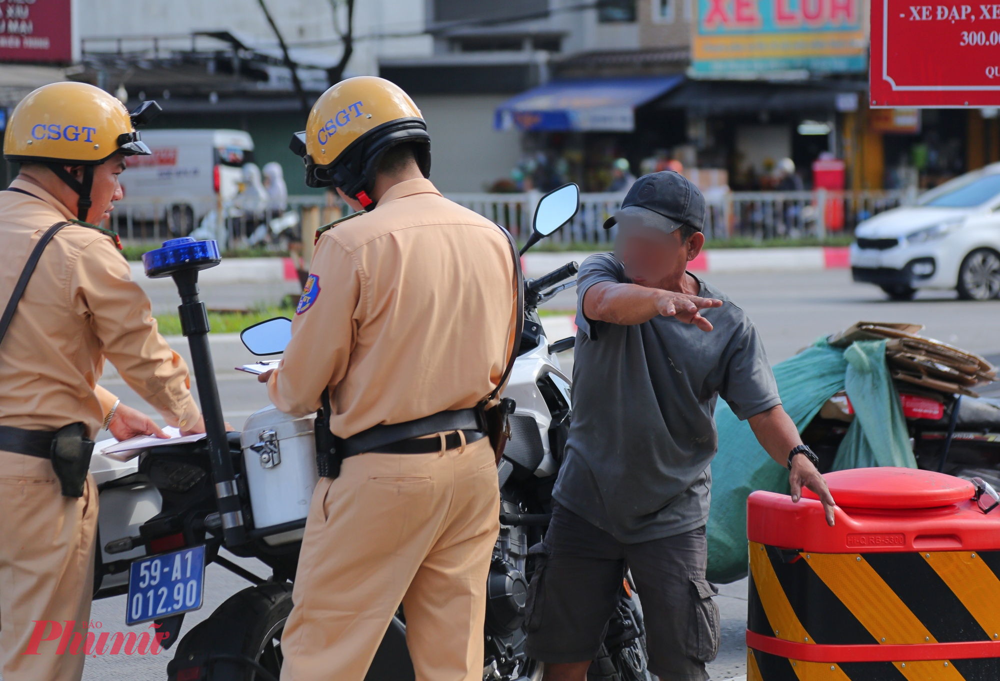 Ông H. chống chế cho rằng, do chạy từ trong hẻm ra đường Phạm Văn Đồng, bị quá trớn nên chạy thẳng vào đường cấm. 