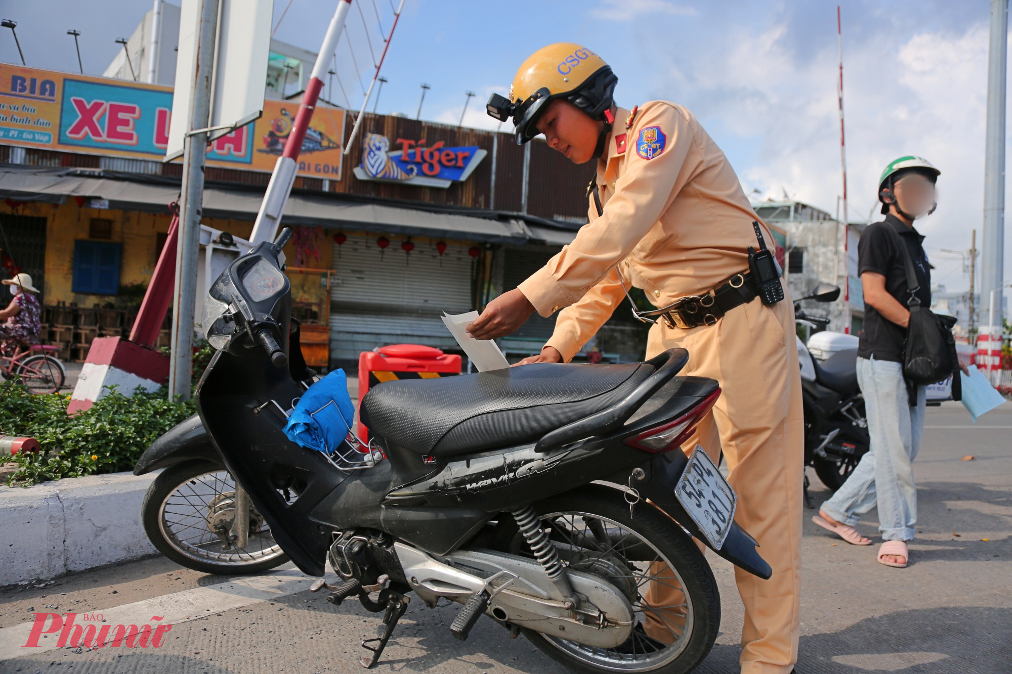 CSGT dán giấy niêm phong để tạm giữ phương tiện của anh T. Theo Nghị định 168/2024/NĐ-CP quy định xử phạt hành vi đối với người điều khiển xe mô tô, xe gắn máy đi vào khu vực cấm, đường có biển báo hiệu có nội dung cấm đi vào đối với loại phương tiện đang điều khiển, người vi phạm sẽ bị phạt từ 2 triệu đến 3 triệu đồng, trừ 2 điểm trên giấy phép lái xe.