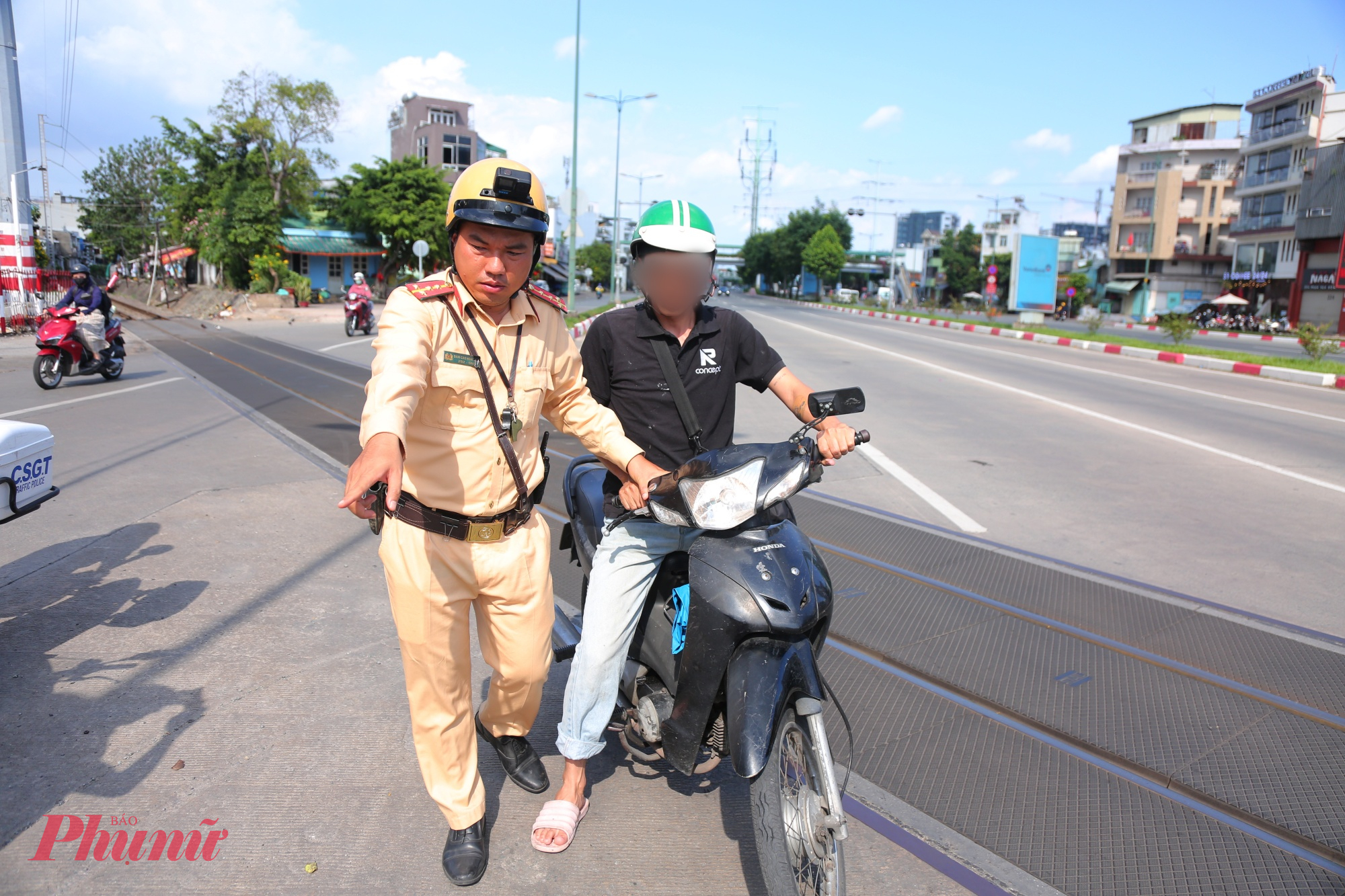 Trong lúc CSGT đang lập biên bản với ông H., anh N.T.T lái xe máy chạy dọc qua đường ray trước mặt CSGT