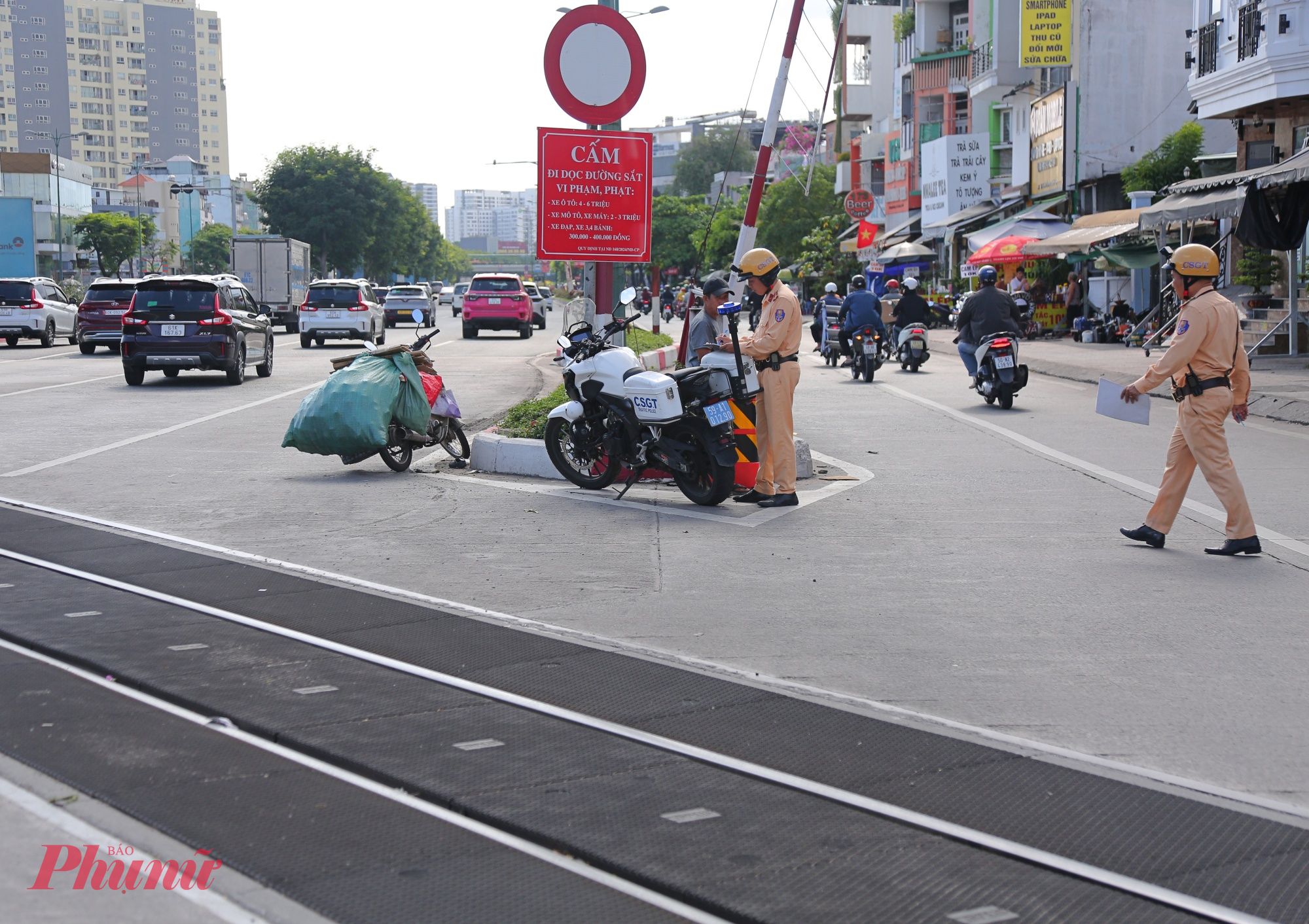 Tương tự, ông H. lái xe máy chở ve chai từ đường dân sinh băng thẳng vào đường cấm, bị CSGT phát hiện dừng phương tiện. 