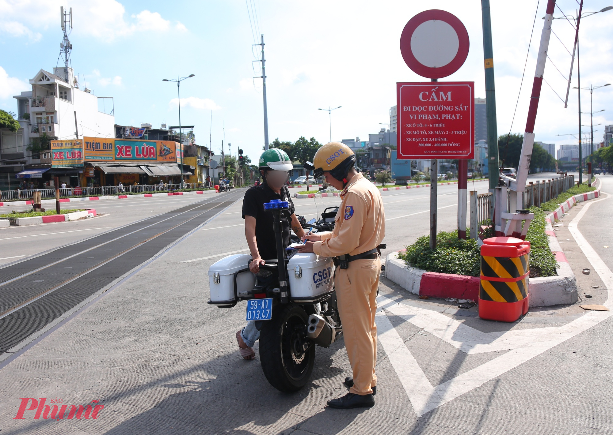 Anh T. cho biết, do không nhìn thấy biển báo cấm và vội chạy đi làm nên vi phạm. Người này không xuất trình được giấy phép lái xe nên CSGT đã tạm giữ phương tiện này, đồng thời lập biên bản với chủ phương tiện.