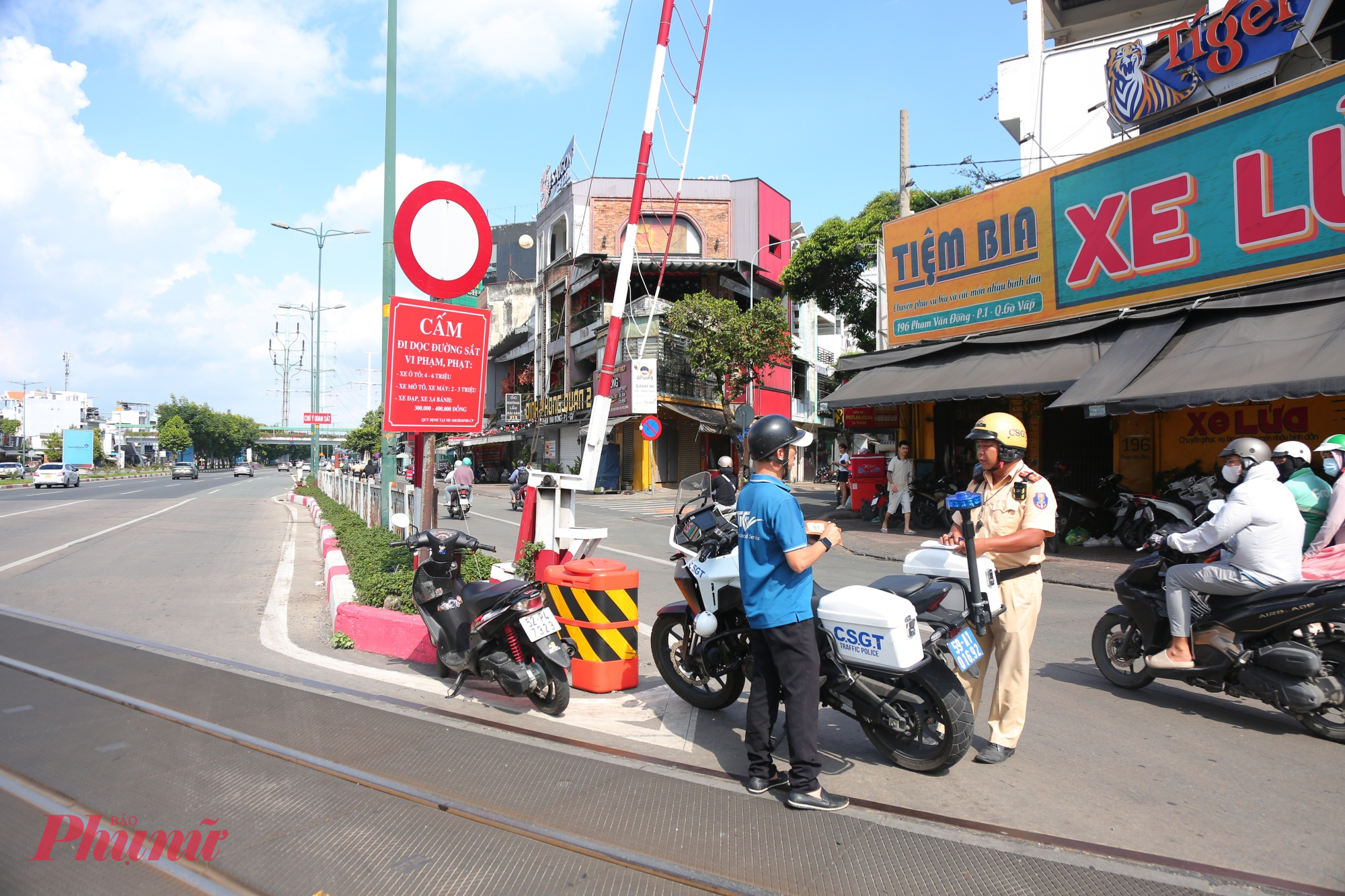 Hơn 14g30 cùng ngày, ông N.Đ.C, lái xe máy trên đường Phạm Văn Đồng hướng về đường Phan Văn Trị. Khi đến khu vực đường ray xe lửa, anh C. dừng xe để chuẩn bị băng qua đường ray, để đi tắt qua bên kia đường thì bị tổ công tác phát hiện, lập biên bản. 