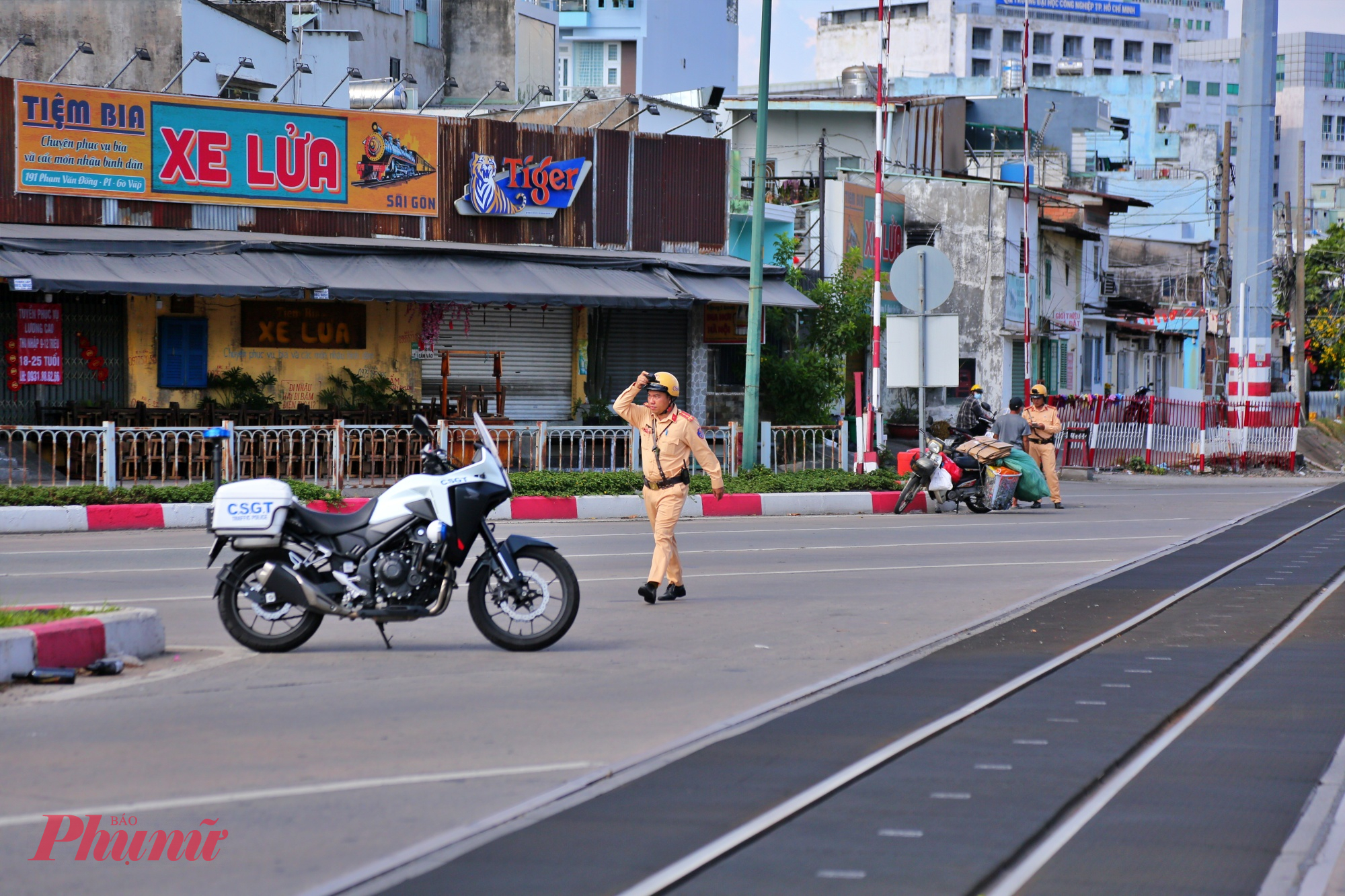Tại khu vực này, có gắn biển báo cấm tất cả phương tiện băng qua đường ray.