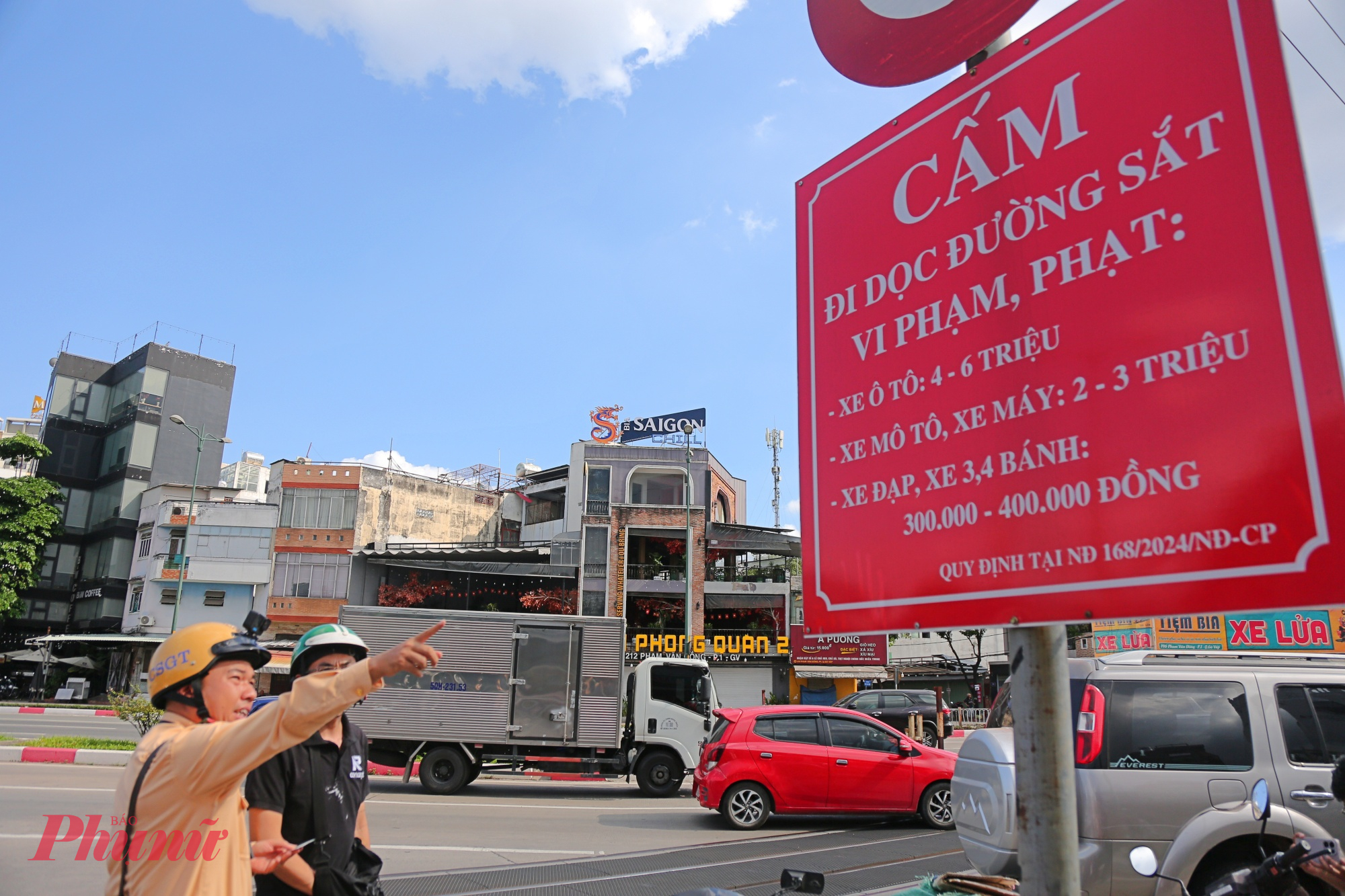 Nam thanh niên ngơ ngát vẫn chưa hiểu vì sao bị dừng xe, lúc này CSGT mới chỉ vào biển báo cấm và giải thích cho người này nắm luật an toàn giao thông.