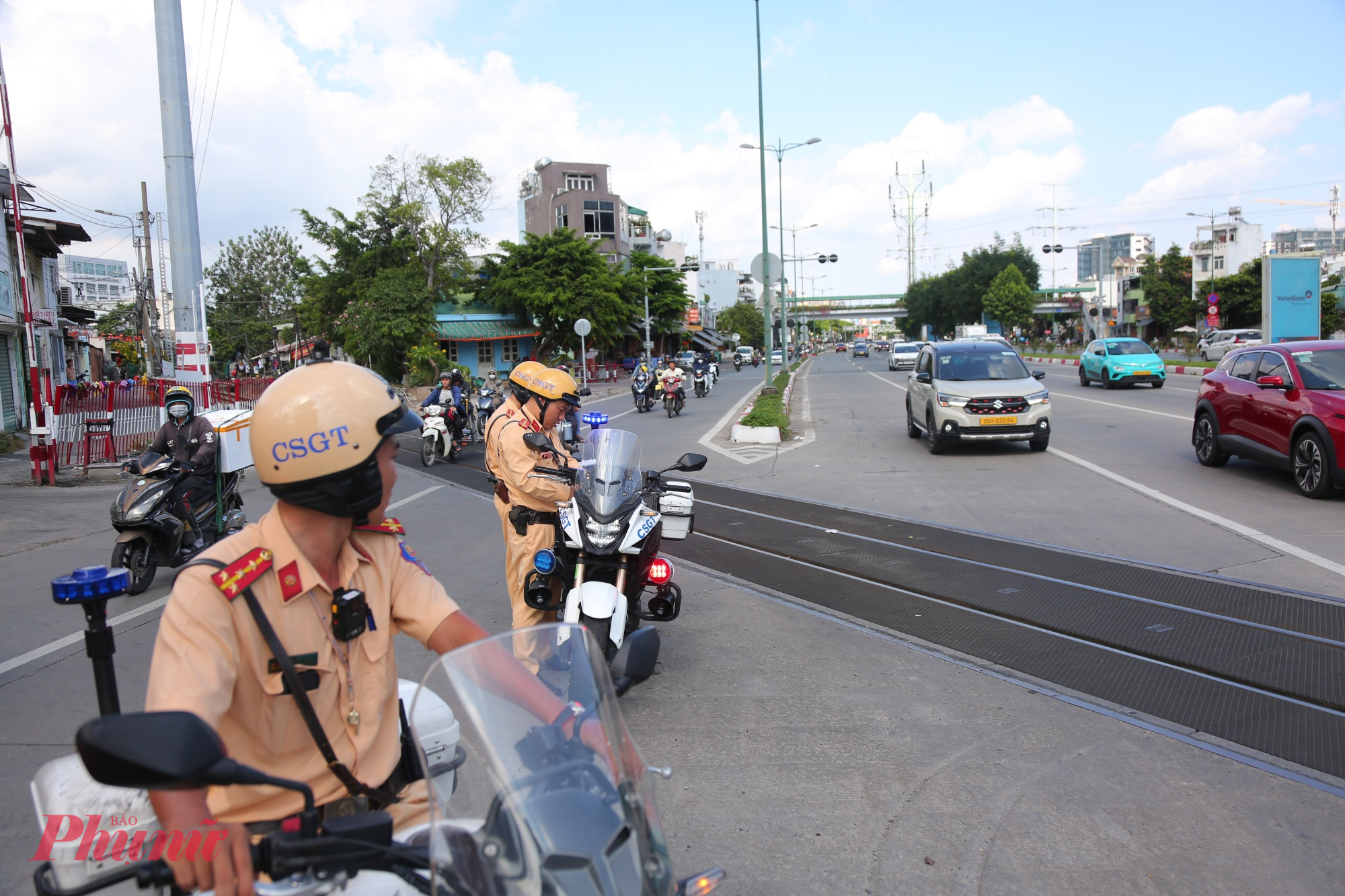 Chiều 28/2, Đội Cảnh sát giao thông (CSGT) Hàng Xanh – Công an TPHCM đã tuần tra, xử lý nhiều xe máy chạy dọc đường ray tuyến đường sắt Bắc - Nam, đoạn cắt ngang đại lộ Phạm Văn Đồng (phường Hạnh Thông). 