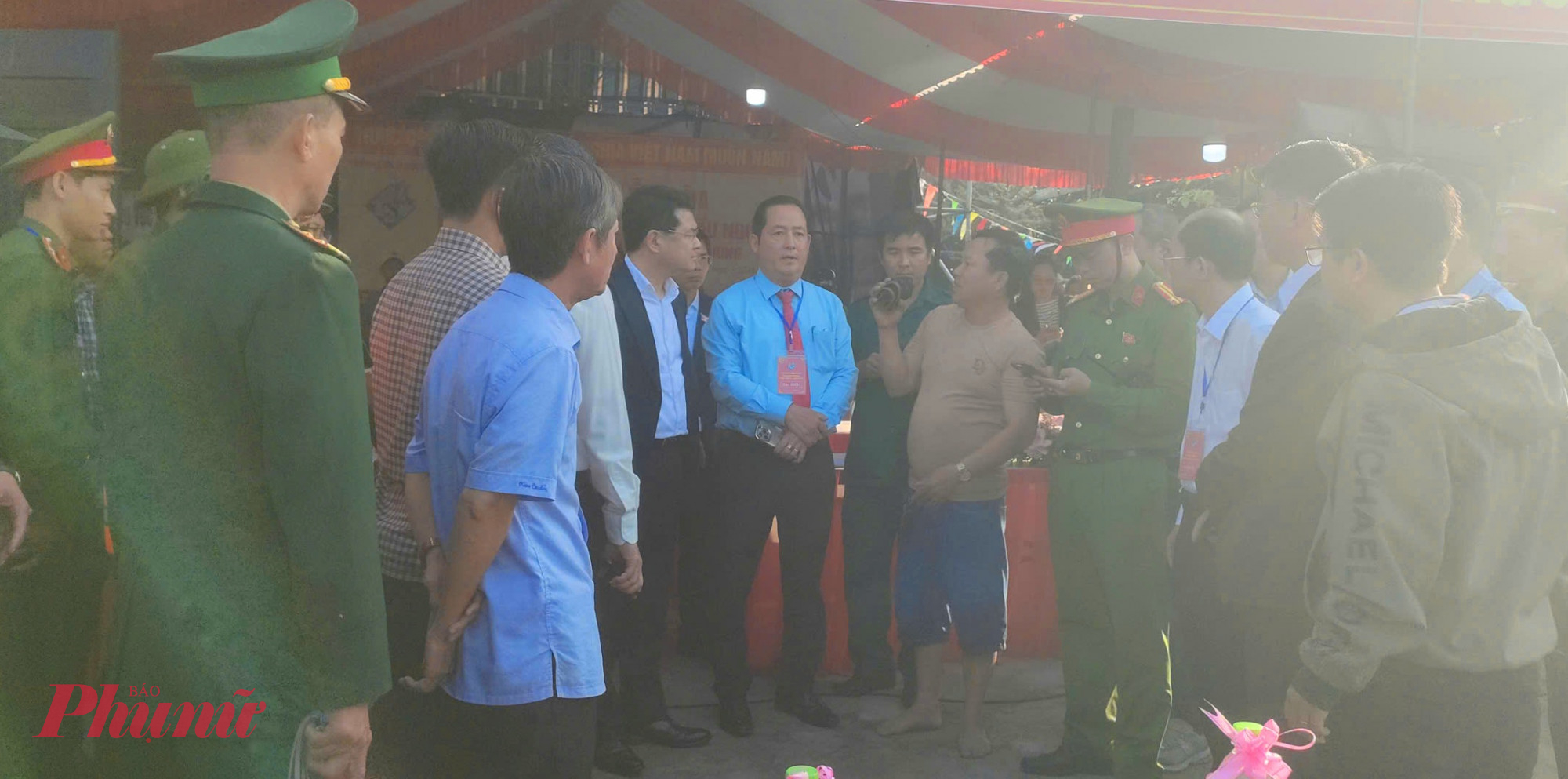 Người đàn ông mặc áo pull kể lại việc cứu vớt các nạn nhân