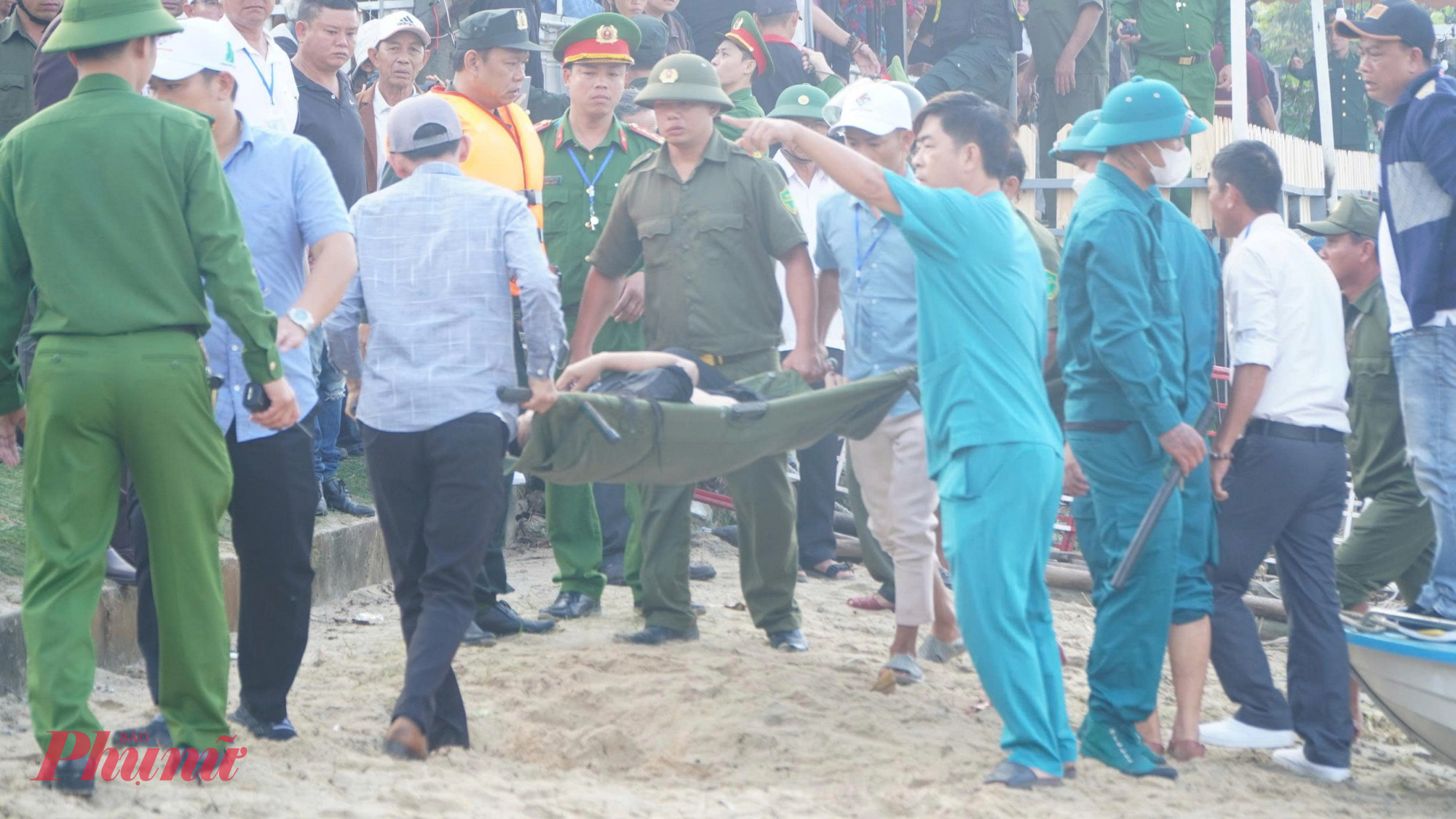 Lực lượng cứu hộ nhanh chóng đưa các nạn nhân vừa được cứu sống vào Trạm Y tế phường Thuận An để chăm sóc Y tế 