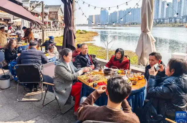 Trong số các hoạt động mà những bậc cha mẹ trẻ này tham gia, có những bữa ăn gia đình đặc biệt. Ảnh: Baidu