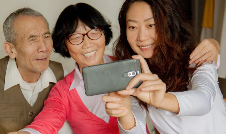 Giới trẻ, như người phụ nữ bên trái trong ảnh trên, đang hưởng ứng xu hướng kết nối lại với cha mẹ của mình. Ảnh: Baidu