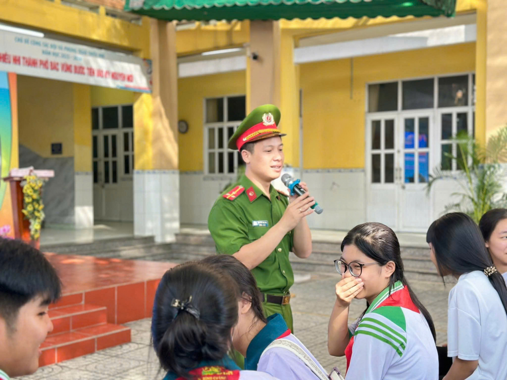 Cán bộ Tổ phòng, chống tội phạm Công an xã Vĩnh Lộc tuyên truyền trực tiếp về phòng, chống ma túy học đường - Ảnh: NH