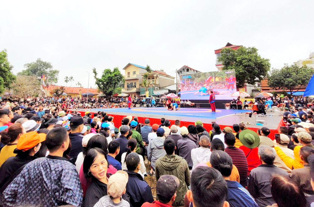 Những sới vật trong lễ hội luôn thu hút đông đảo người xem - ẢNH: M.T.