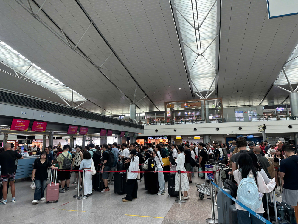 Khách làm thủ tục đi quốc tế tại Cảng HKQT Tân Sơn Nhất. Ảnh: Quốc Thái