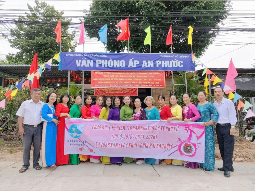 Cán bộ, hội viên phụ nữ xã Dầu Tiếng diện áo dài truyền thống họp mặt những ngày đầu xuân Bính Ngọ 2026