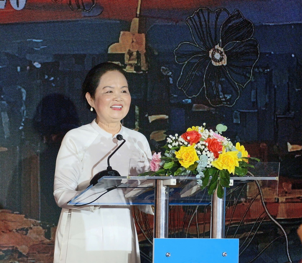 Chủ tịch Hội Nhà văn TPHCM Trịnh Thị Bích Ngân phát biểu khai mạc - Ảnh: Minh Hòa