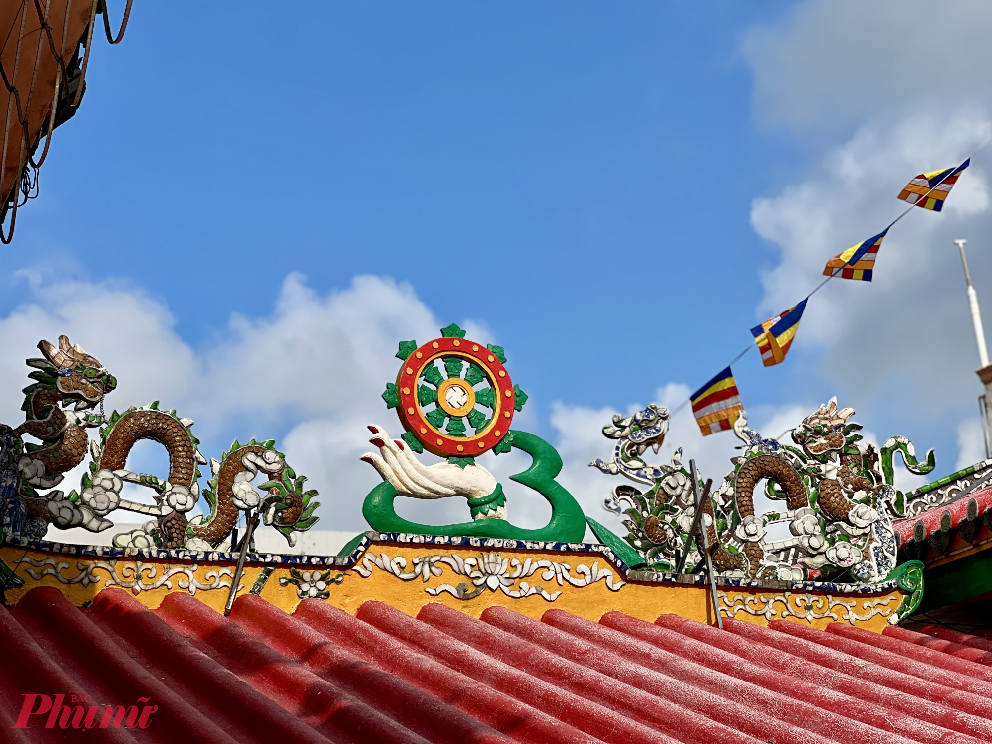 Về kiến trúc, chính điện được thiết kế theo hình chữ nhật, mô phỏng núi Tu Di – trung tâm vũ trụ theo quan niệm Phật giáo. Trên các tầng mái, hình ảnh chim thần nâng đỡ tạo nên vẻ thanh thoát nhưng uy nghiêm.