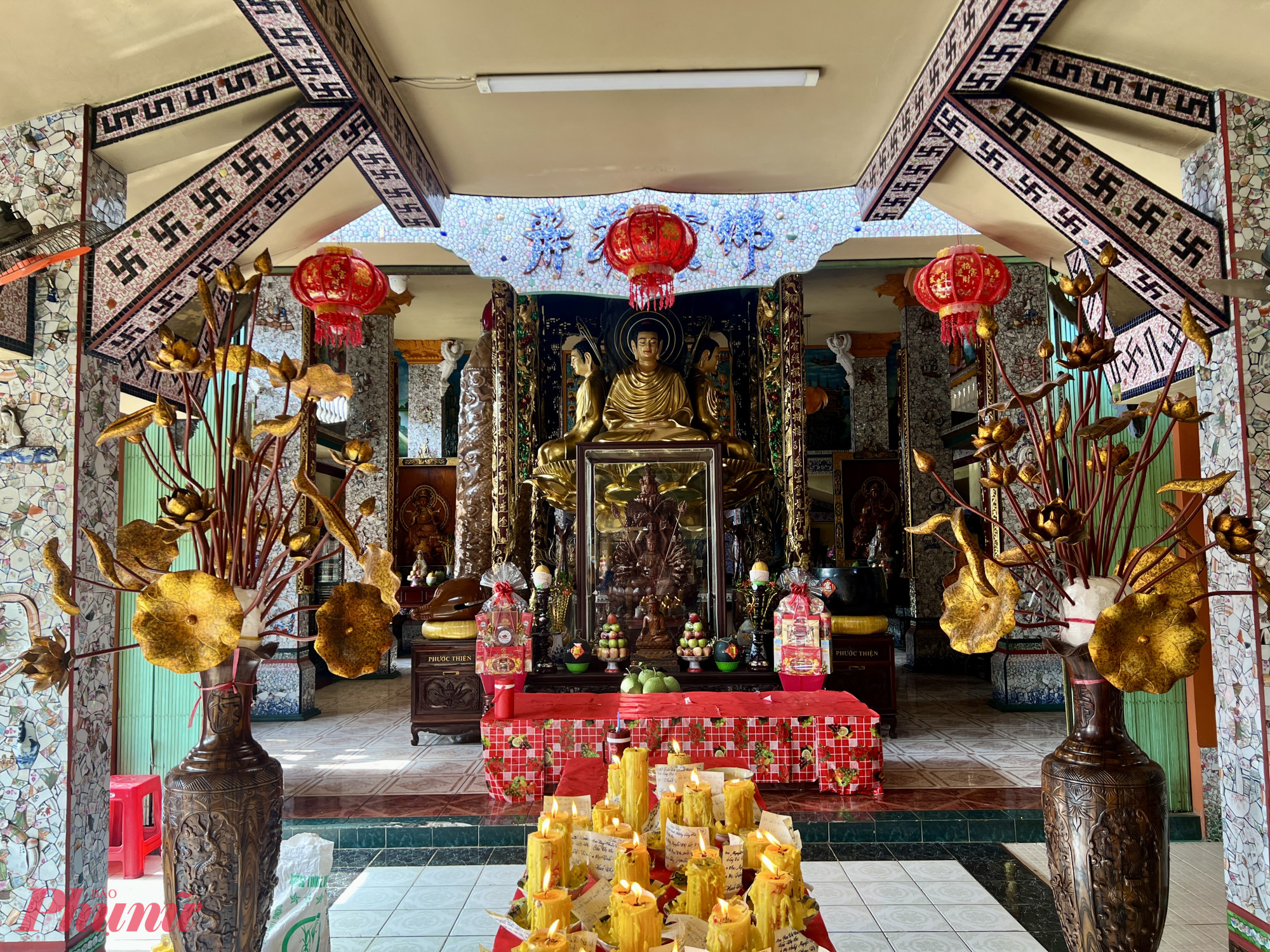 Bên trong điện Phật, bốn pho tượng Đức Phật Thích Ca lớn quay về bốn hướng chính, biểu trưng cho sự lan tỏa của giáo lý và ánh sáng giác ngộ. 