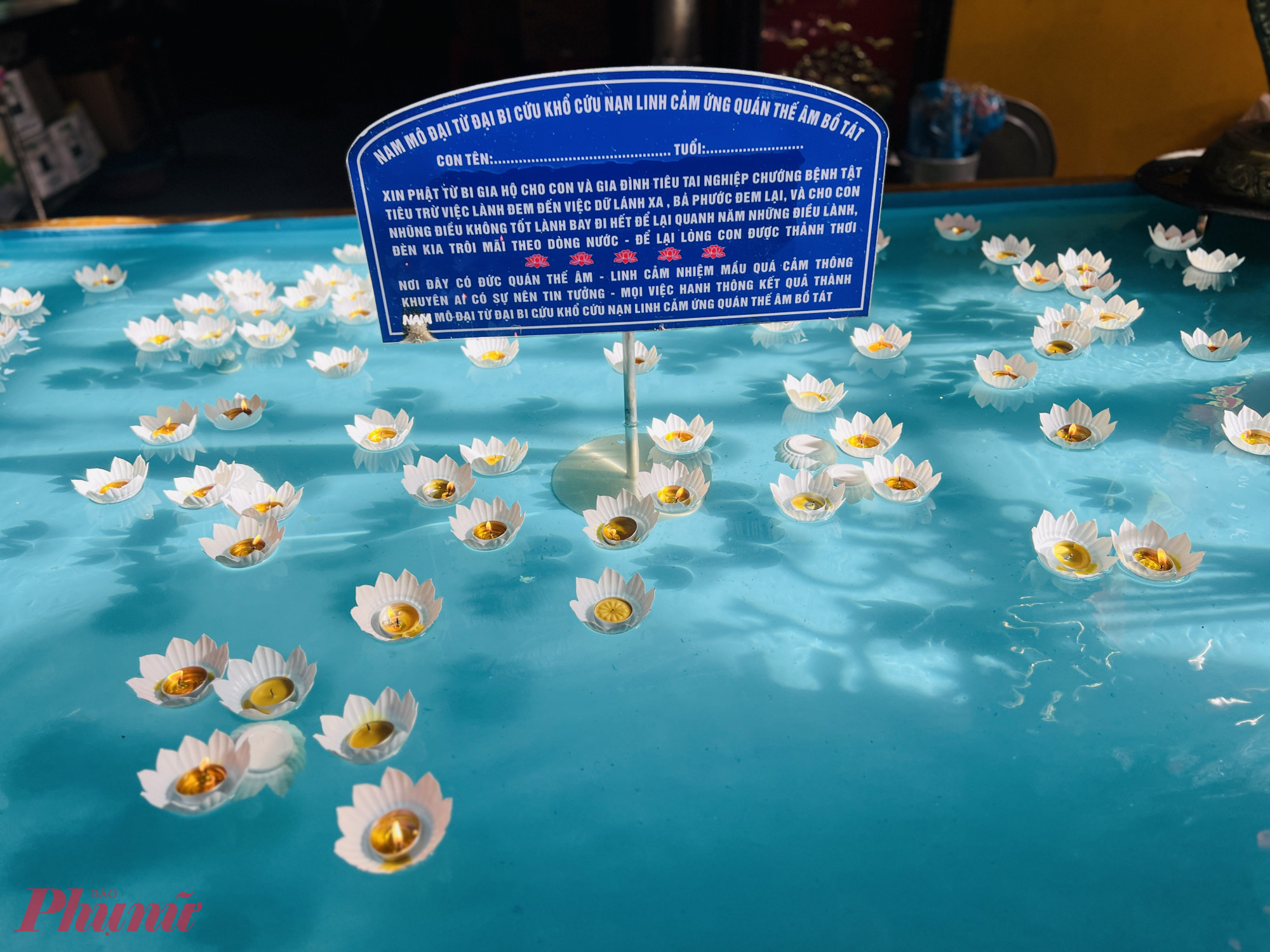 Quận 8 cũ – vùng đất kênh rạch chằng chịt – từng là cửa ngõ giao thương nối Chợ Lớn với miền Tây Nam Bộ, đồng thời lưu giữ đậm nét văn hóa “trên bến dưới thuyền” của Sài Gòn xưa.  Dọc kênh Tàu Hủ, kênh Đôi, các đình chùa, miếu mạo hình thành theo bước chân lưu dân, gắn với những bến bãi sầm uất như Bình Đông, Mễ Cốc, trở thành điểm tựa tín ngưỡng và cột mốc văn hóa của cộng đồng.