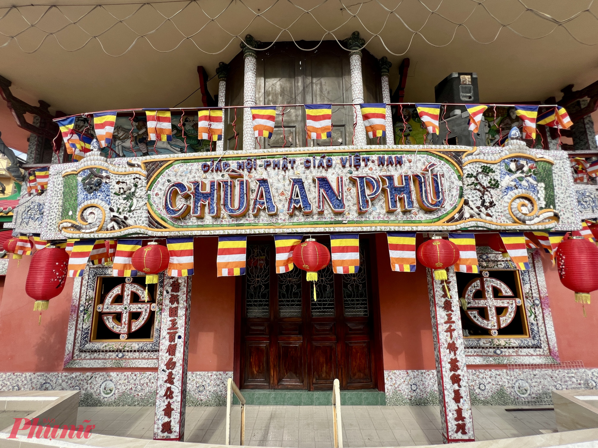 Tọa lạc tại số 24 đường Phạm Hưng (trước đây là đường Chánh Hưng), Chùa An Phú là điểm dừng chân gây ấn tượng mạnh với bất kỳ ai lần đầu ghé thăm.