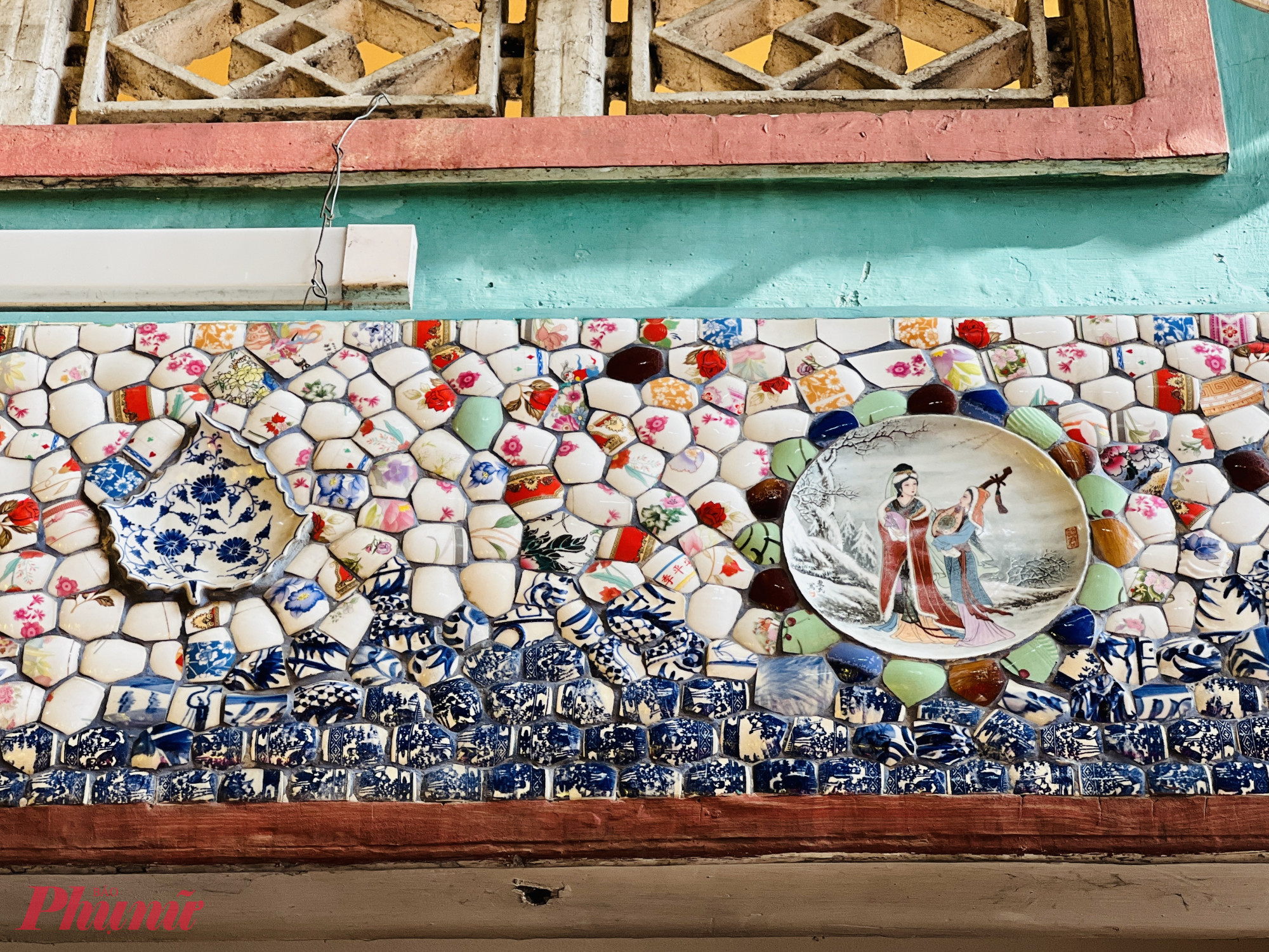 Điểm đặc sắc làm nên tên tuổi của chùa là nghệ thuật mosaic được tạo tác từ hơn 30 tấn miểng sành sứ phế liệu. Từ những mảnh vỡ chén, đĩa, bình hoa cũ, các nghệ nhân đã tỉ mỉ sắp đặt thành những bức phù điêu kể tích Phật giáo, hình rồng uốn lượn và hoa văn trang trí rực rỡ. 