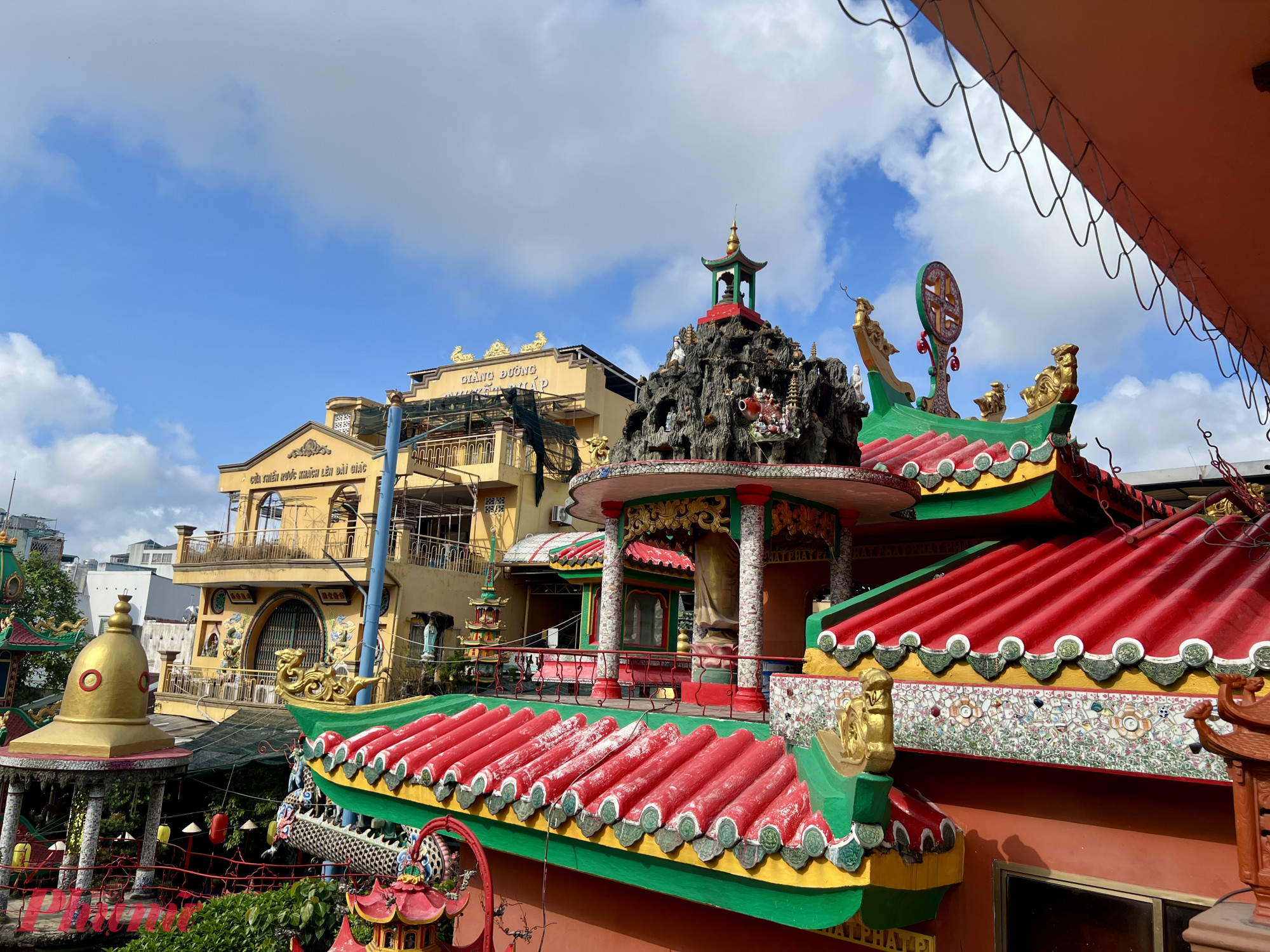 Dưới nắng xuân tháng Giêng, những mảnh sành phản chiếu ánh sáng lấp lánh, tạo nên không gian linh thiêng và giàu tính nghệ thuật.