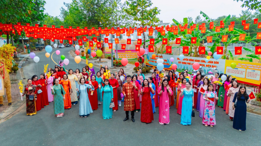Trong tà áo dài thướt tha, duyên dáng, đoàn diễu hành đã lan tỏa vẻ đẹp văn hóa Việt Nam trên các tuyến đường tại phường Phú Lợi