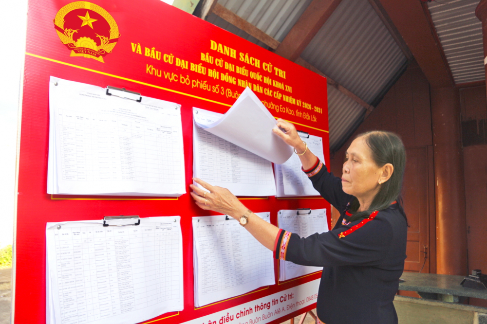 Danh sách cử tri được niêm yết tại nhà cộng đồng các buôn