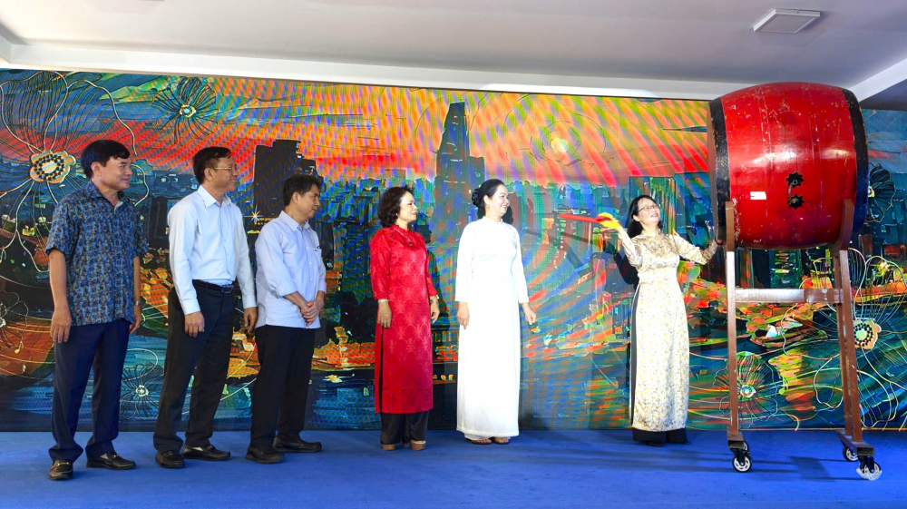 Đánh trống khai hội Ngày thơ Việt Nam 2026 - Ảnh: Minh Hòa