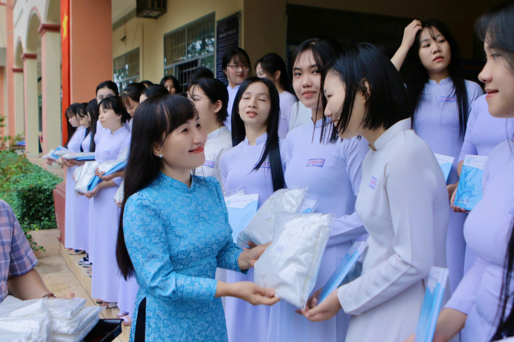 Phó chủ tịch thường trực Hội LHPN TPHCM trao tặng áo dài mới cho 100 nữ sinh tại trường THPT An Nhơn Tây