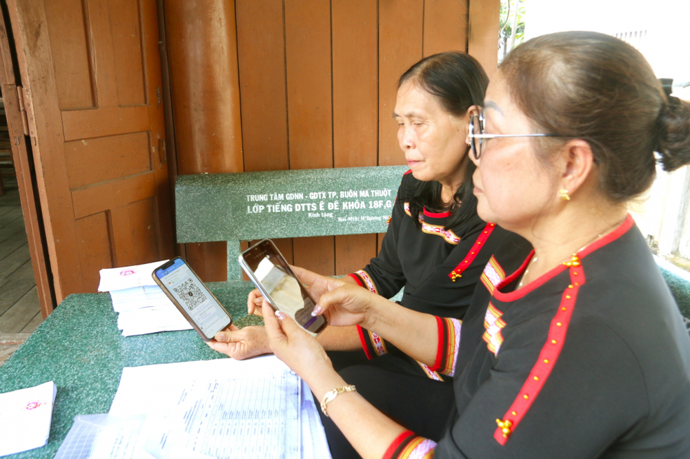 Cử tri ở phường Ea Kao, tỉnh Đắk Lắk quét mã QR để tìm hiểu thông tin, hồ sơ của người ứng cử