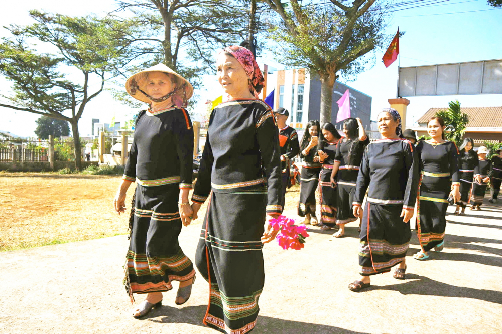 Người dân ở buôn làng dự cuộc họp tuyên truyền về bầu cử